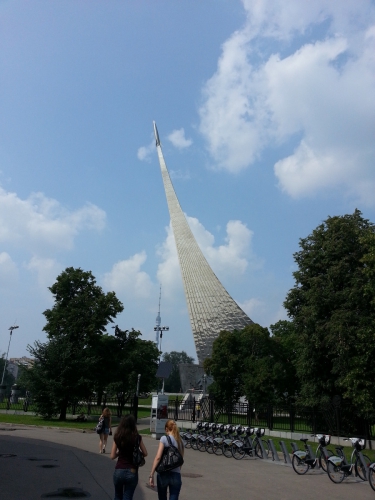 Монумент «Покорителям космоса» рядом с ВДНХ