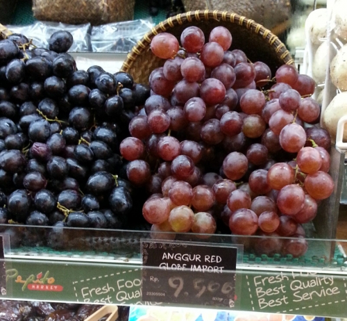 Red grapes 9,500 / 100 g