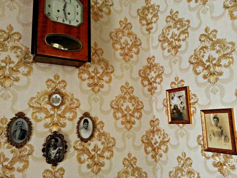 На стенах фотографии прежних хозяев